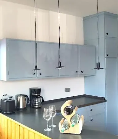 Bright, Modern And Spacious - Apartment 